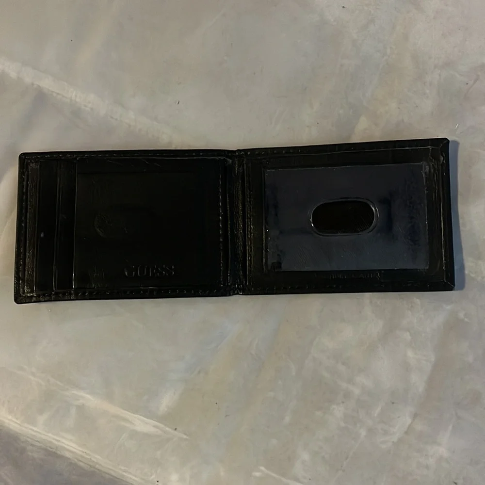 Guess Wallet - Picture 2 of 3